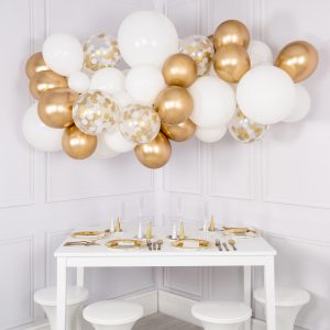 Bubblegum balloons' White Christmas table arrangement